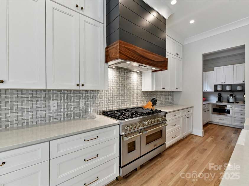 615 Melbourne Court, Charlotte, NC 28209.  MLS# CAR4279711, YatesRealty ID 25487. Kitchen