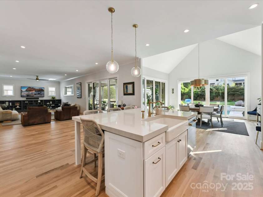 615 Melbourne Court, Charlotte, NC 28209.  MLS# CAR4279711, YatesRealty ID 25487. Kitchen