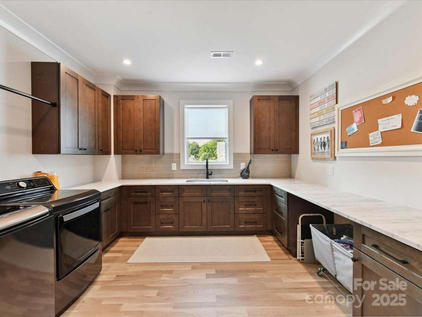 615 Melbourne Court, Charlotte, NC 28209.  MLS# CAR4279711, YatesRealty ID 25487. Laundry Room