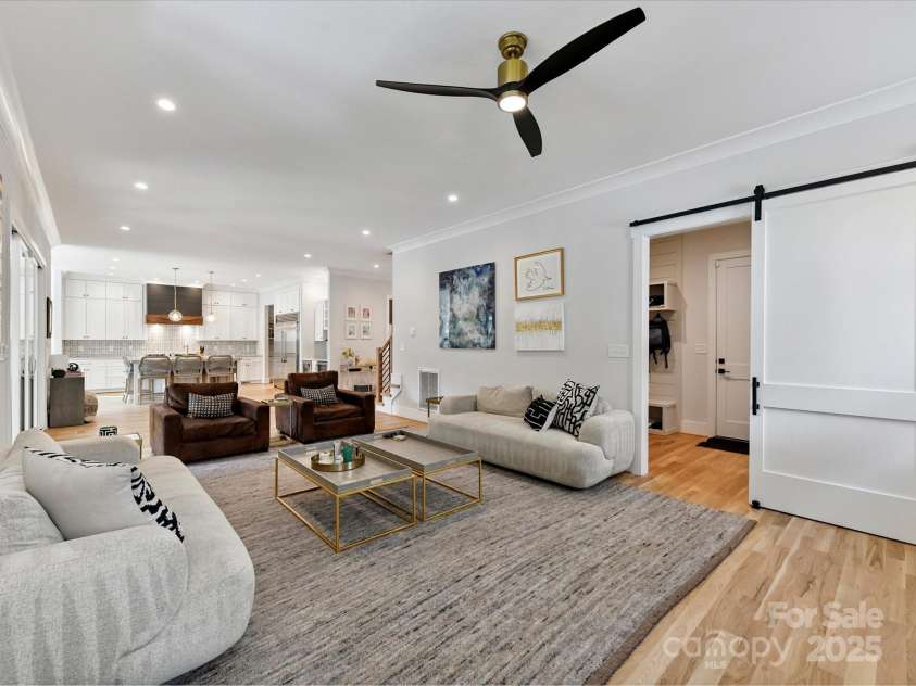 615 Melbourne Court, Charlotte, NC 28209.  MLS# CAR4279711, YatesRealty ID 25487. Living Room