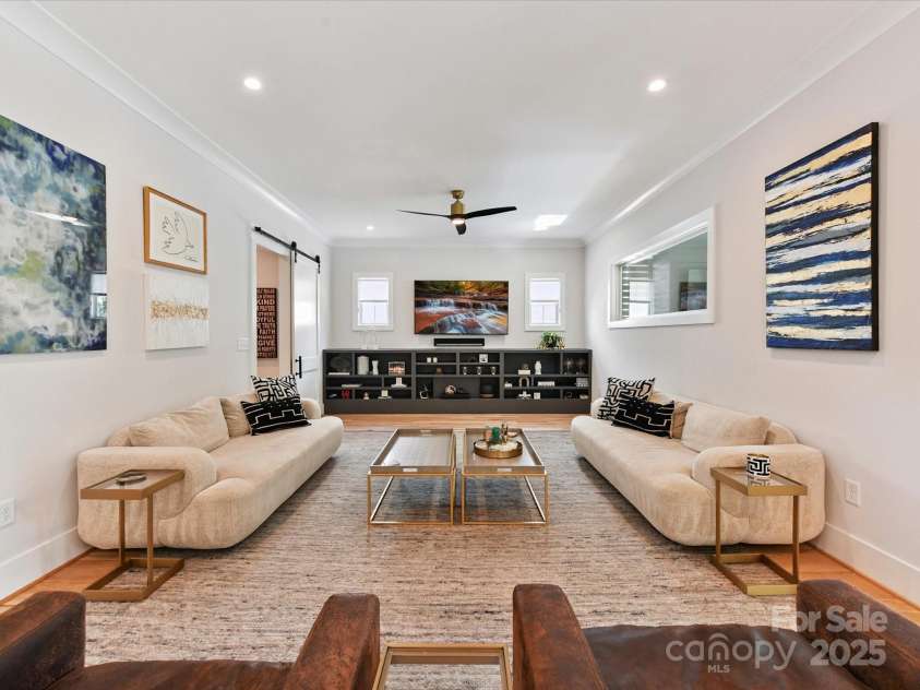 615 Melbourne Court, Charlotte, NC 28209.  MLS# CAR4279711, YatesRealty ID 25487. Living Room