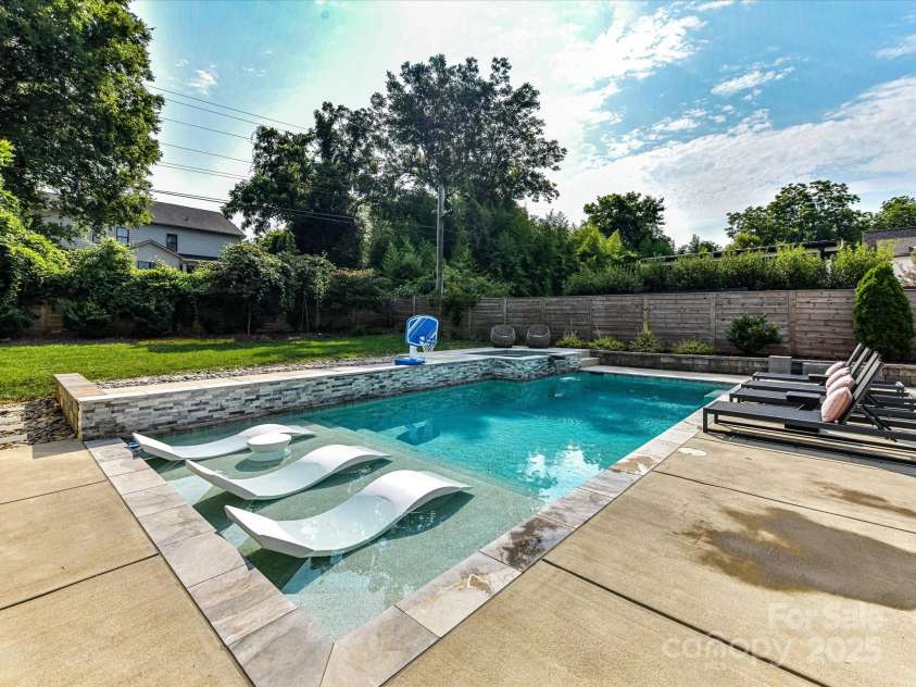 615 Melbourne Court, Charlotte, NC 28209.  MLS# CAR4279711, YatesRealty ID 25487. Luxury Pool