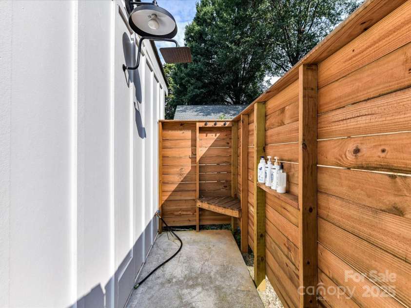 615 Melbourne Court, Charlotte, NC 28209.  MLS# CAR4279711, YatesRealty ID 25487. Outdoor Shower