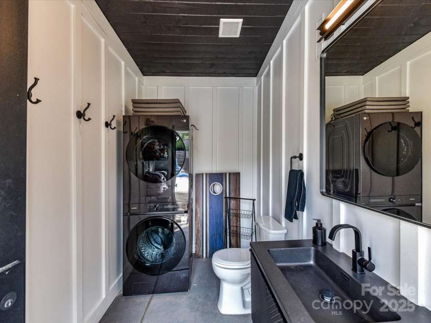 615 Melbourne Court, Charlotte, NC 28209.  MLS# CAR4279711, YatesRealty ID 25487. Pool Bath