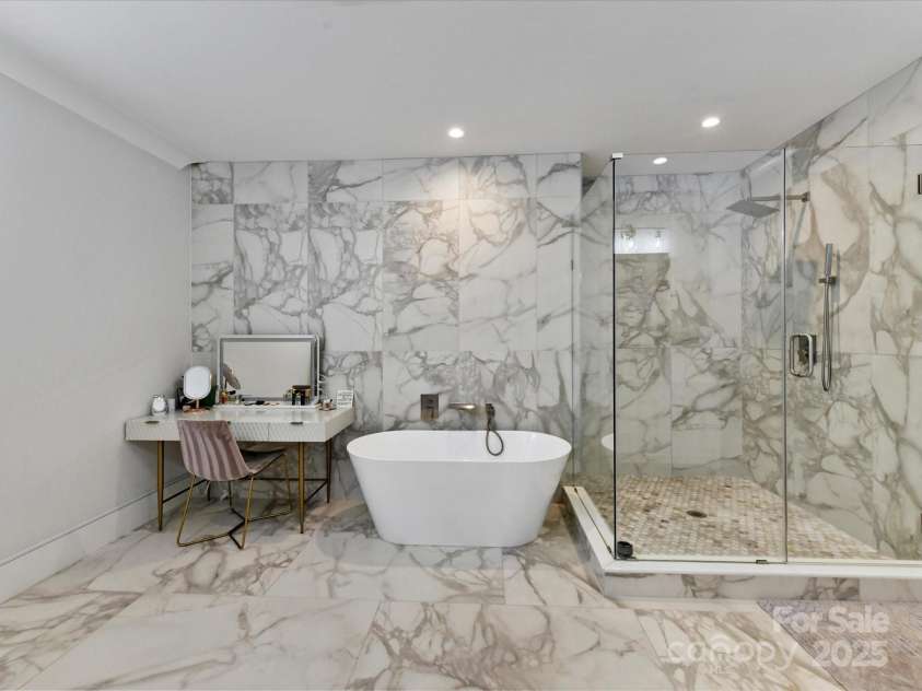 615 Melbourne Court, Charlotte, NC 28209.  MLS# CAR4279711, YatesRealty ID 25487. Primary Bath