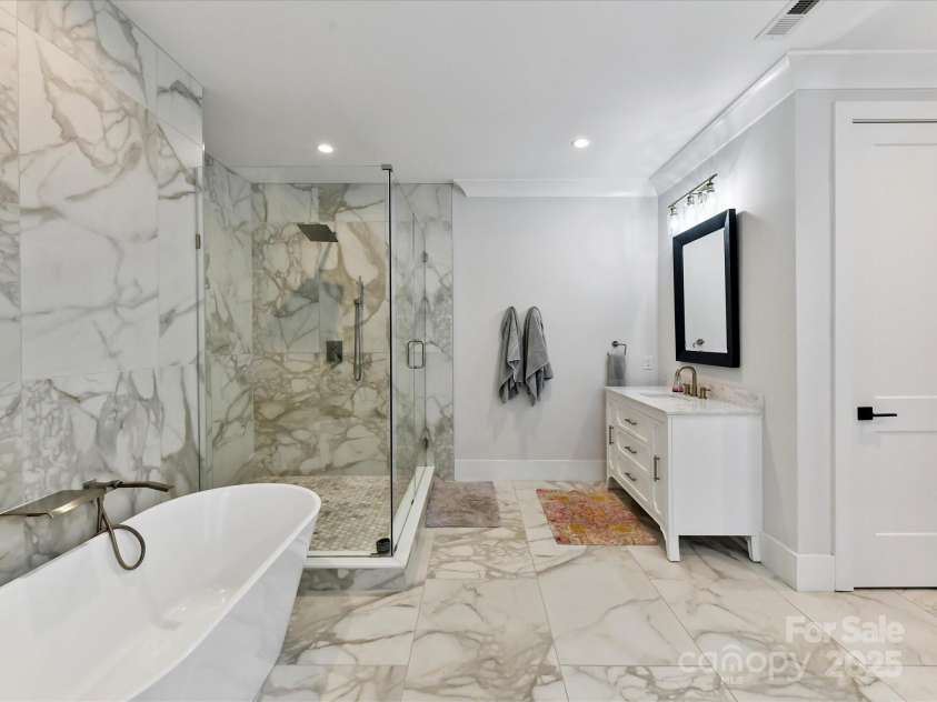 615 Melbourne Court, Charlotte, NC 28209.  MLS# CAR4279711, YatesRealty ID 25487. Primary Bath