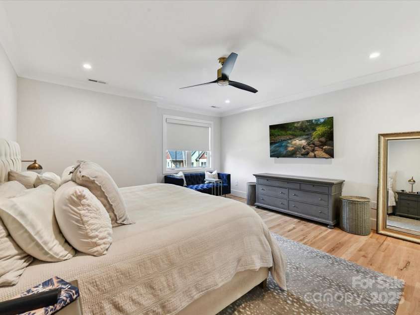 615 Melbourne Court, Charlotte, NC 28209.  MLS# CAR4279711, YatesRealty ID 25487. Primary Bedroom