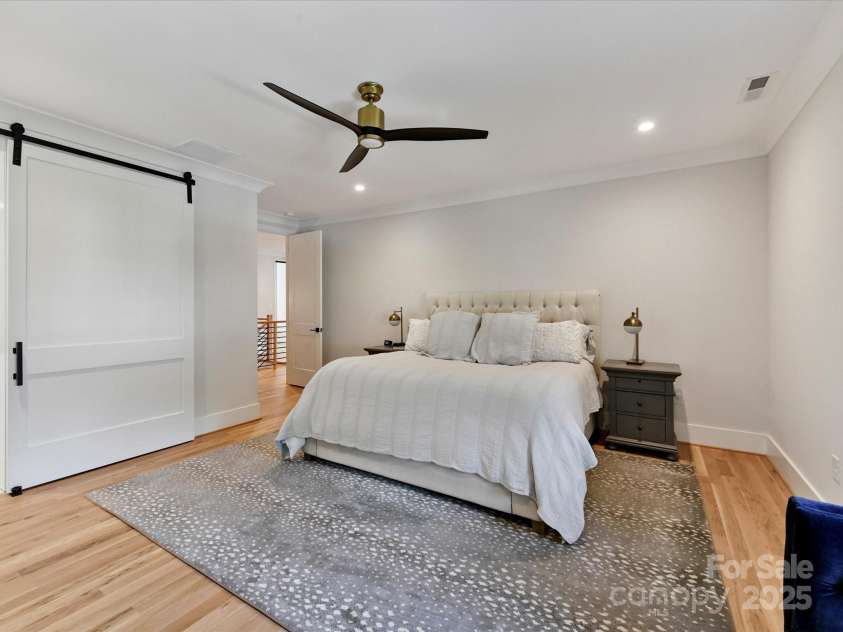 615 Melbourne Court, Charlotte, NC 28209.  MLS# CAR4279711, YatesRealty ID 25487. Primary Bedroom