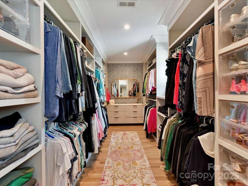 615 Melbourne Court, Charlotte, NC 28209.  MLS# CAR4279711, YatesRealty ID 25487. Primary Closet
