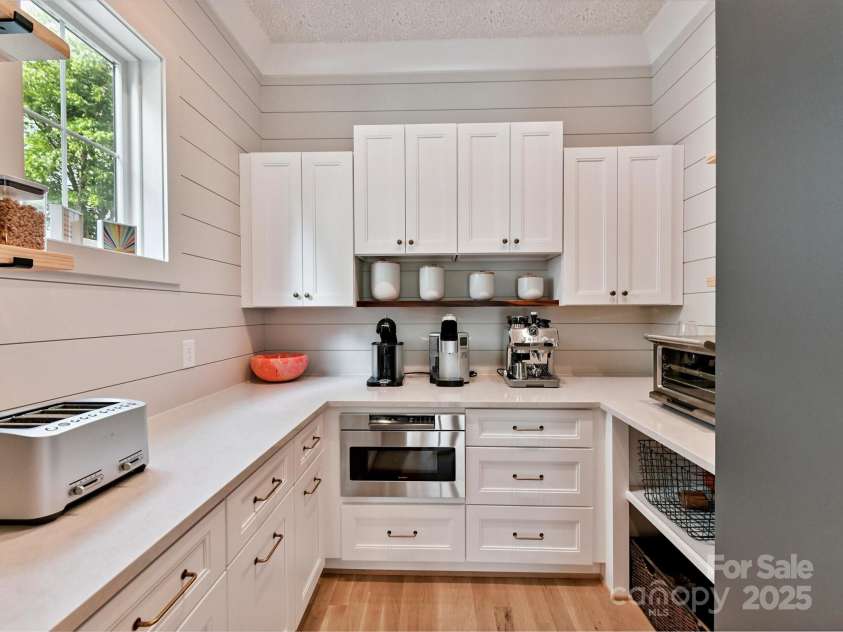 615 Melbourne Court, Charlotte, NC 28209.  MLS# CAR4279711, YatesRealty ID 25487. Scullery