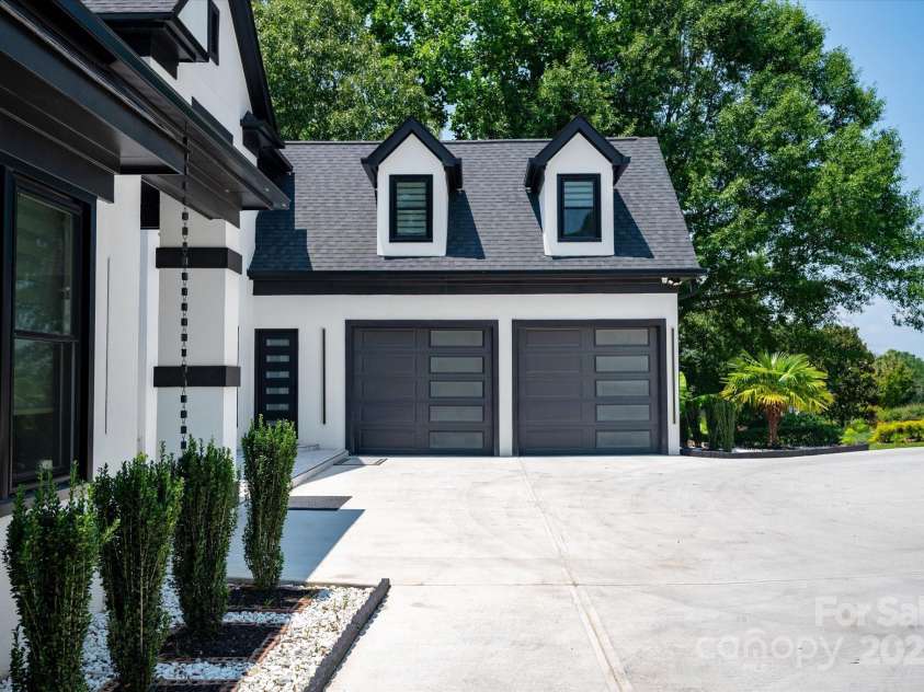15617 Eagleview Drive, Charlotte, NC 28278.  MLS# CAR4272216, YatesRealty ID 25488. 