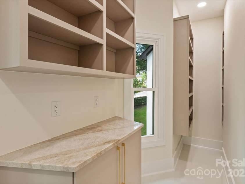 15617 Eagleview Drive, Charlotte, NC 28278.  MLS# CAR4272216, YatesRealty ID 25488. 