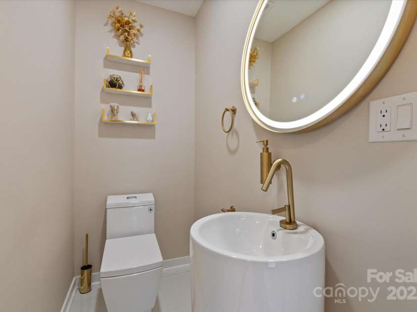 15617 Eagleview Drive, Charlotte, NC 28278.  MLS# CAR4272216, YatesRealty ID 25488. 
