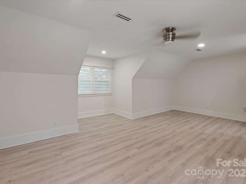 15617 Eagleview Drive, Charlotte, NC 28278.  MLS# CAR4272216, YatesRealty ID 25488. 
