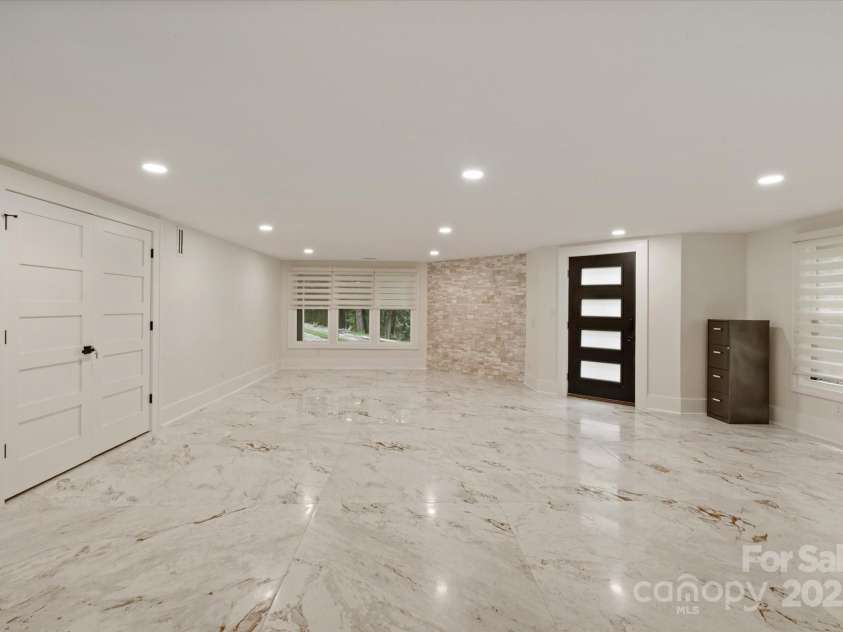 15617 Eagleview Drive, Charlotte, NC 28278.  MLS# CAR4272216, YatesRealty ID 25488. 