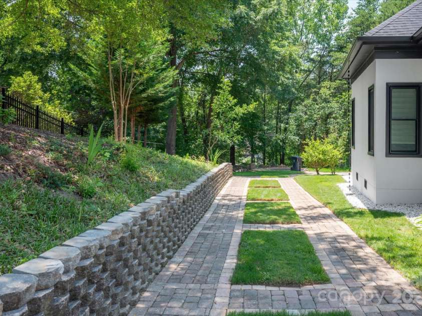 15617 Eagleview Drive, Charlotte, NC 28278.  MLS# CAR4272216, YatesRealty ID 25488. 