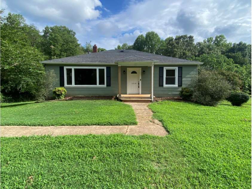 3230 12th Avenue, Hickory, NC 28602.  MLS# CAR4386461, YatesRealty ID 25491. 