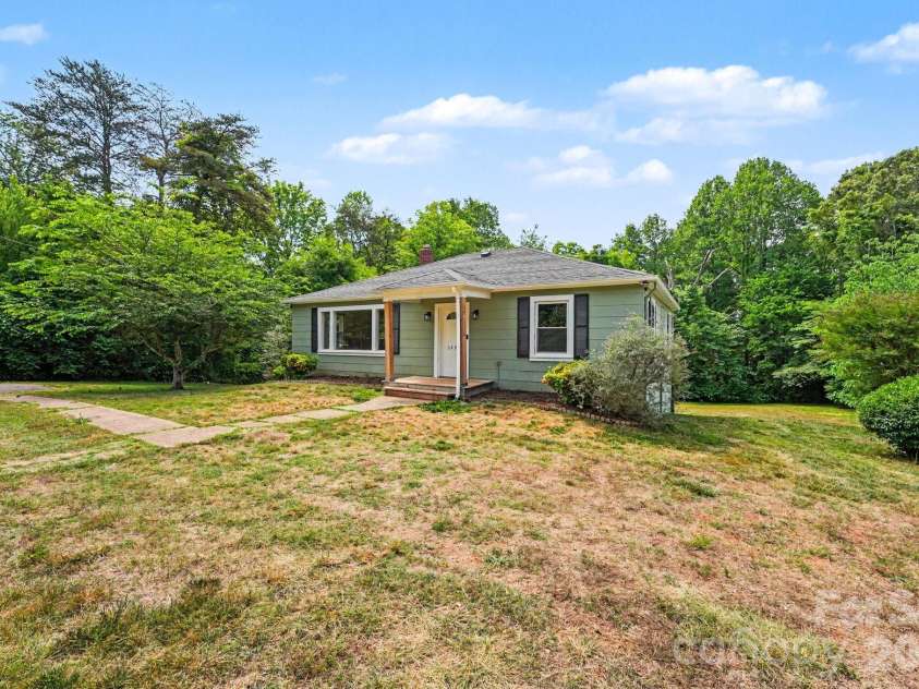 3230 12th Avenue, Hickory, NC 28602.  MLS# CAR4386461, YatesRealty ID 25491. 