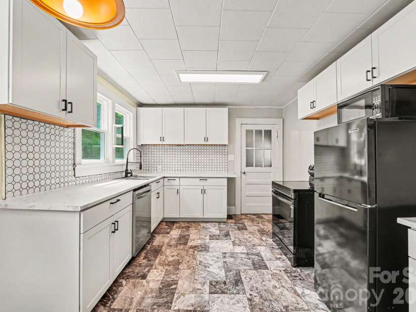 3230 12th Avenue, Hickory, NC 28602.  MLS# CAR4386461, YatesRealty ID 25491. 