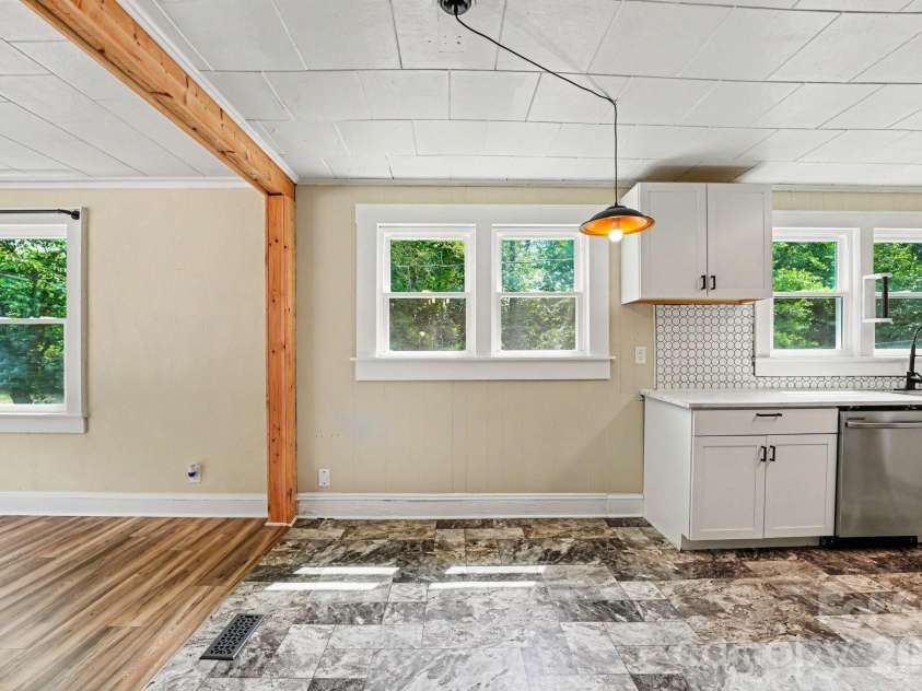 3230 12th Avenue, Hickory, NC 28602.  MLS# CAR4386461, YatesRealty ID 25491. 