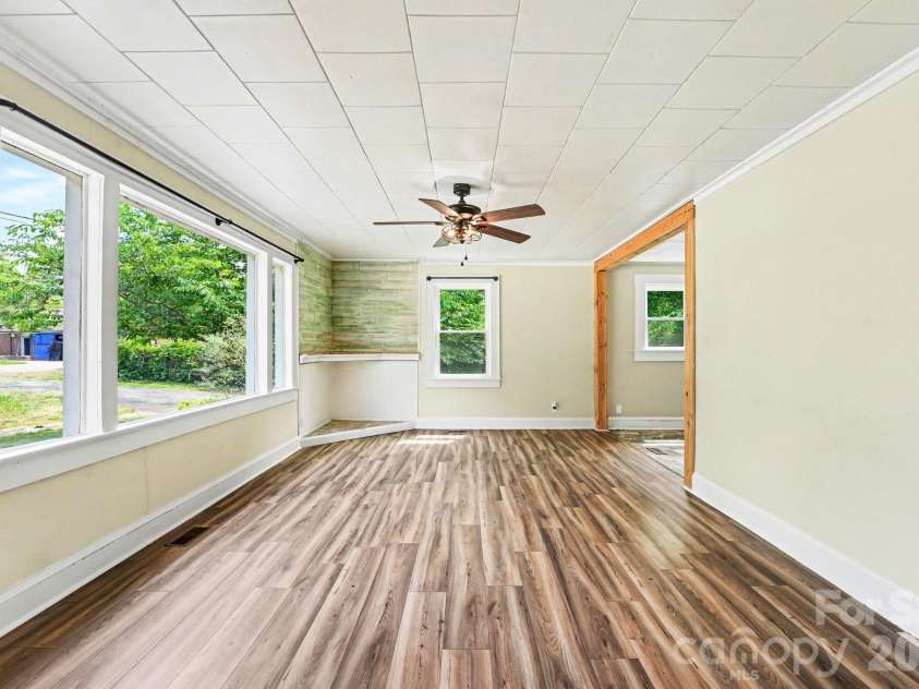 3230 12th Avenue, Hickory, NC 28602.  MLS# CAR4386461, YatesRealty ID 25491. 