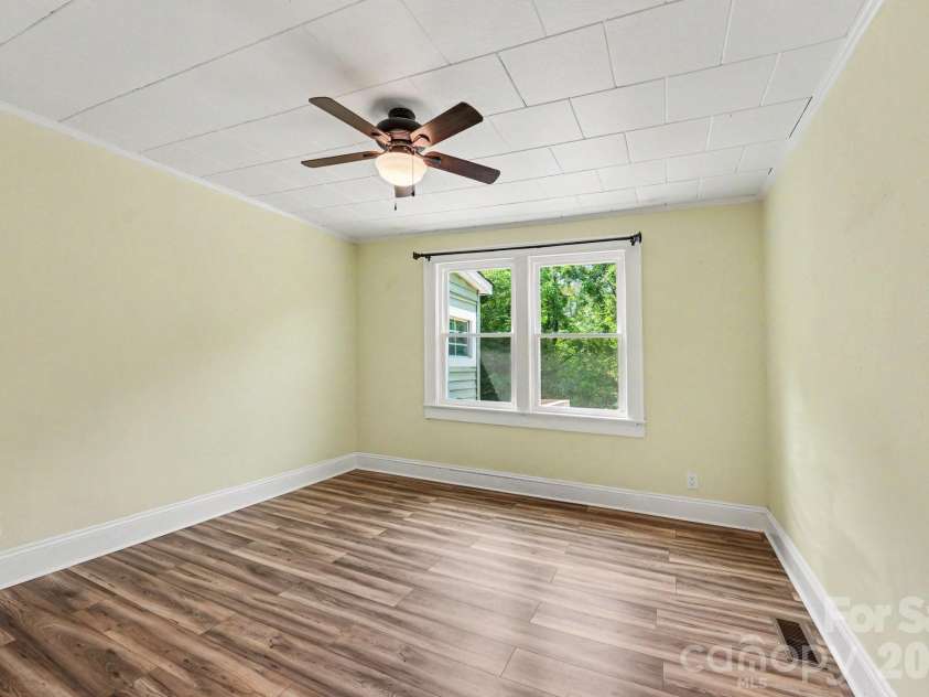 3230 12th Avenue, Hickory, NC 28602.  MLS# CAR4386461, YatesRealty ID 25491. 