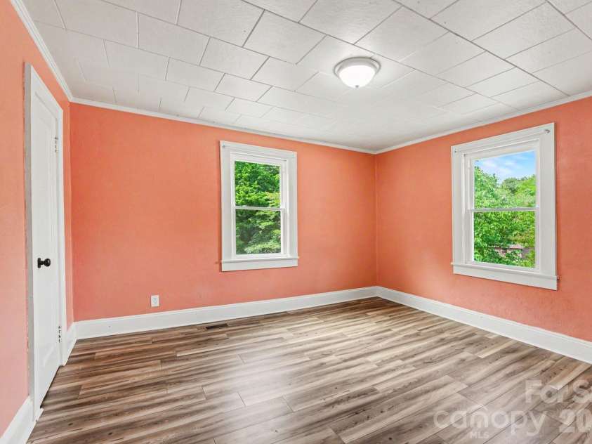 3230 12th Avenue, Hickory, NC 28602.  MLS# CAR4386461, YatesRealty ID 25491. 