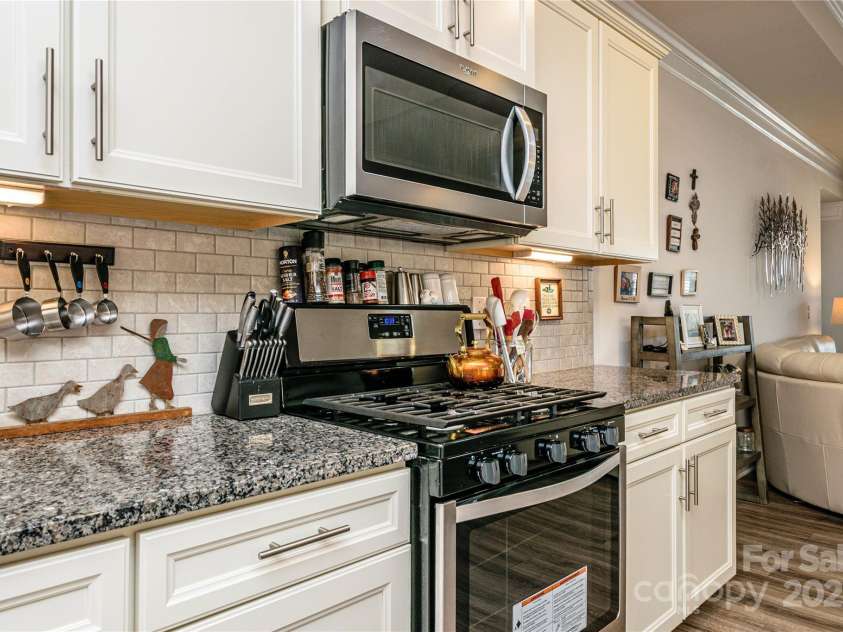 70 Cameo Drive, Flat Rock, NC 28731.  MLS# CAR4254378, YatesRealty ID 25496. 
