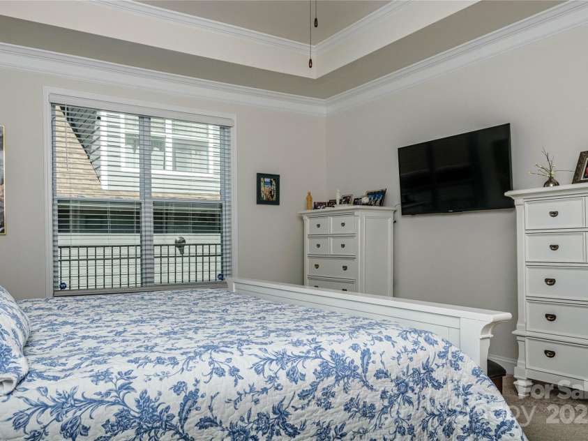 70 Cameo Drive, Flat Rock, NC 28731.  MLS# CAR4254378, YatesRealty ID 25496. 