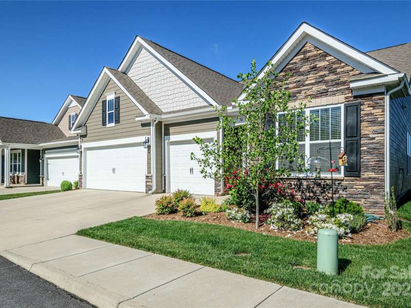 70 Cameo Drive, Flat Rock, NC 28731.  MLS# CAR4254378, YatesRealty ID 25496. 70 Cameo Drive