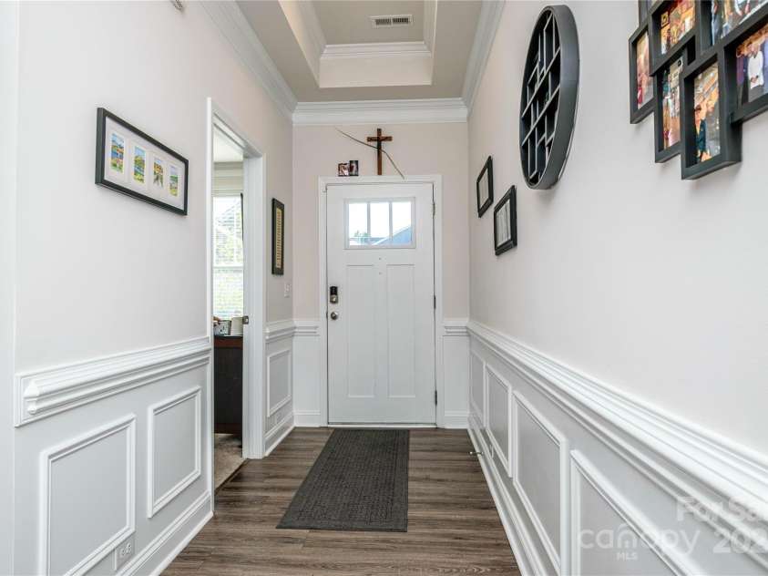 70 Cameo Drive, Flat Rock, NC 28731.  MLS# CAR4254378, YatesRealty ID 25496. Lovely Entrance
