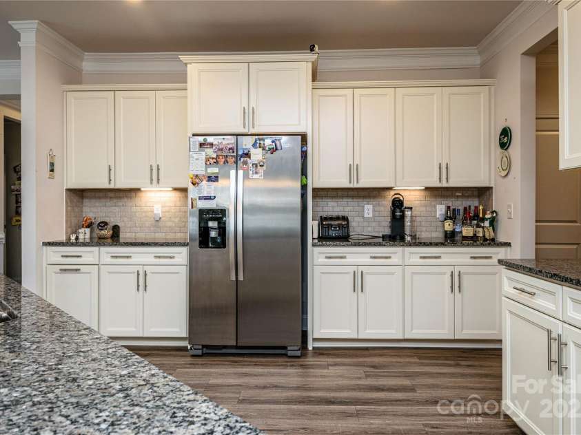 70 Cameo Drive, Flat Rock, NC 28731.  MLS# CAR4254378, YatesRealty ID 25496. Spacious Kitchen
