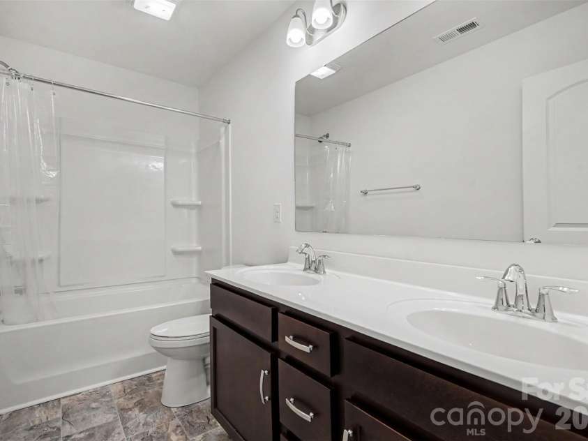 146 Fairfield Drive, Troutman, NC 28166.  MLS# CAR4386518, YatesRealty ID 25497. Second full upstairs bathroom