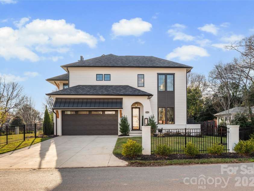 4142 Pineview Road, Charlotte, NC 28211.  MLS# CAR4384972, YatesRealty ID 25498. 2 Car garage