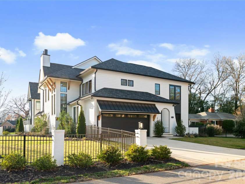 4142 Pineview Road, Charlotte, NC 28211.  MLS# CAR4384972, YatesRealty ID 25498. Fences yard