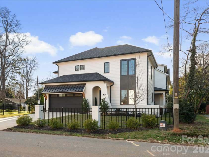 4142 Pineview Road, Charlotte, NC 28211.  MLS# CAR4384972, YatesRealty ID 25498. Full brick