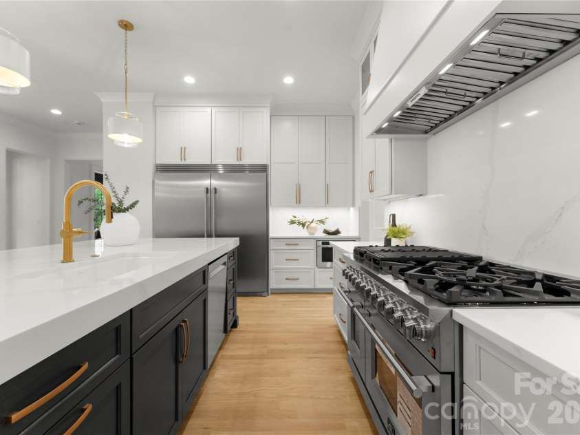 4142 Pineview Road, Charlotte, NC 28211.  MLS# CAR4384972, YatesRealty ID 25498. Gas range with dual oven