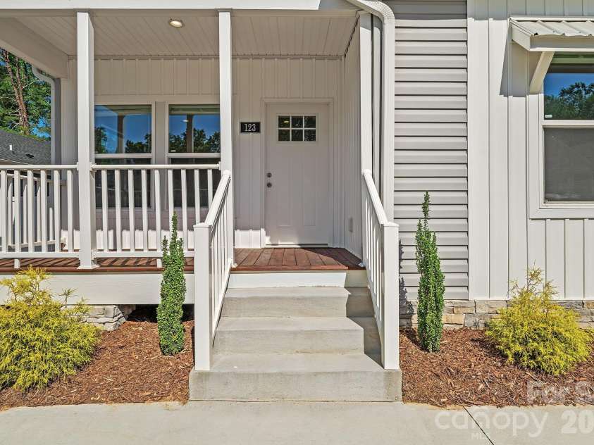 123 Bellamy Road, Asheville, NC 28806.  MLS# CAR4386211, YatesRealty ID 25499. 