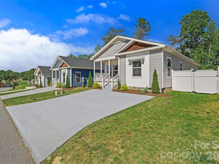 123 Bellamy Road, Asheville, NC 28806.  MLS# CAR4386211, YatesRealty ID 25499. 