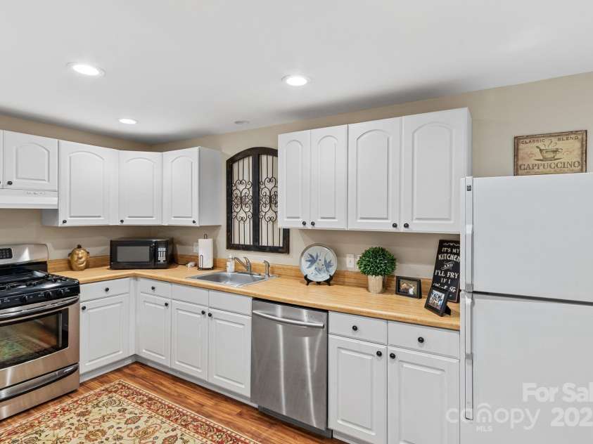 17 Sweetwater Oaks Drive, Fletcher, NC 28732.  MLS# CAR4233584, YatesRealty ID 2550. 