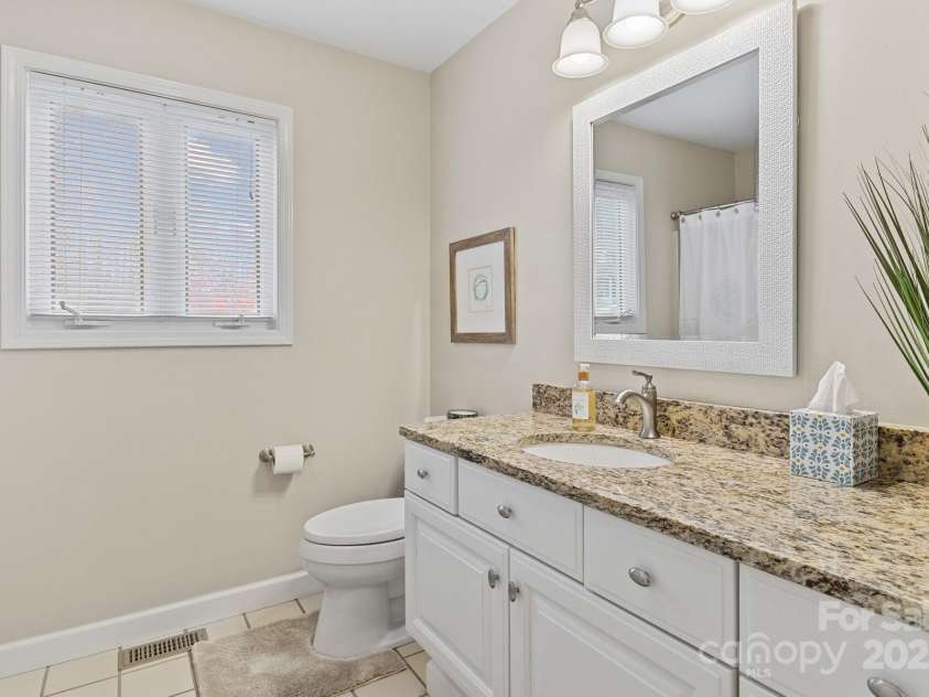 17 Sweetwater Oaks Drive, Fletcher, NC 28732.  MLS# CAR4233584, YatesRealty ID 2550. Main Level Hall Bath