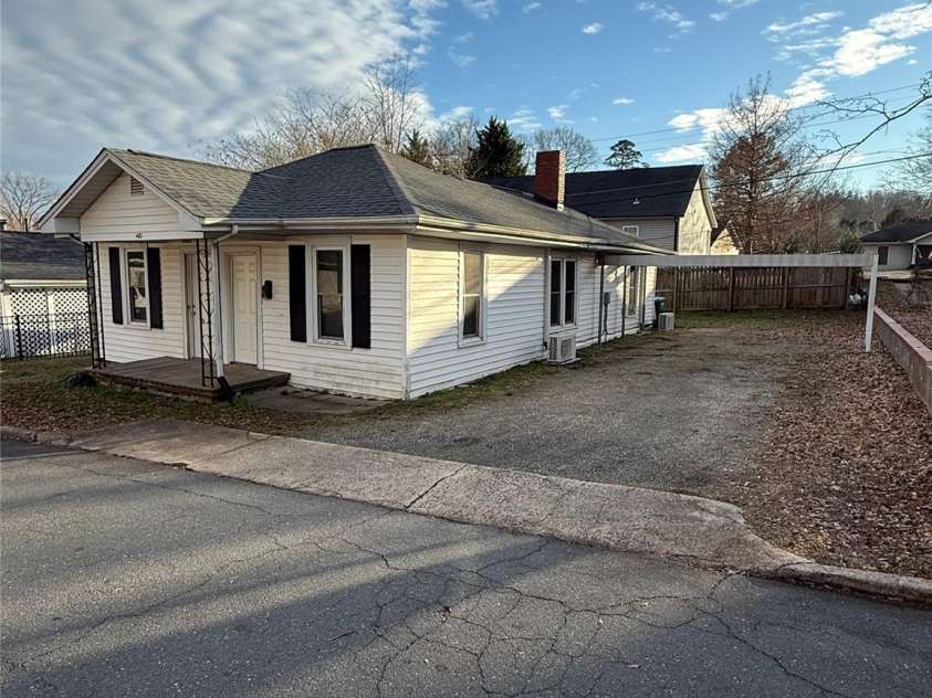 481 Lincoln Street, Cramerton, NC 28032.  MLS# CAR4338230, YatesRealty ID 2550. 