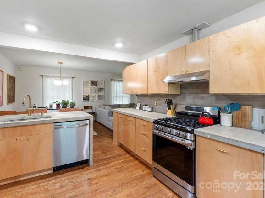 1344 Shannonhouse Drive, Charlotte, NC 28215.  MLS# CAR4265723, YatesRealty ID 25501. 