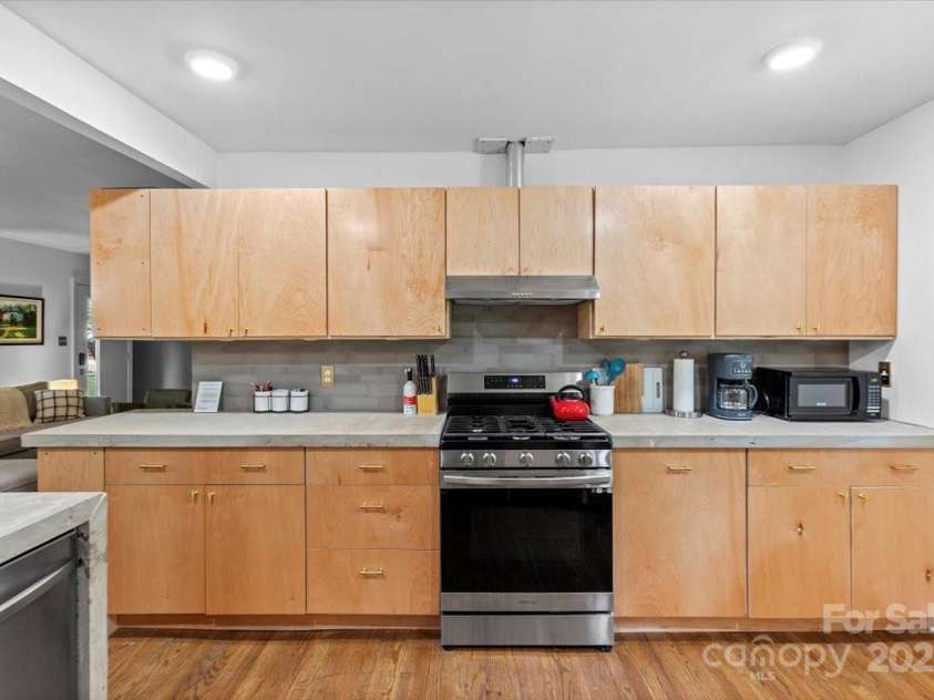 1344 Shannonhouse Drive, Charlotte, NC 28215.  MLS# CAR4265723, YatesRealty ID 25501. 