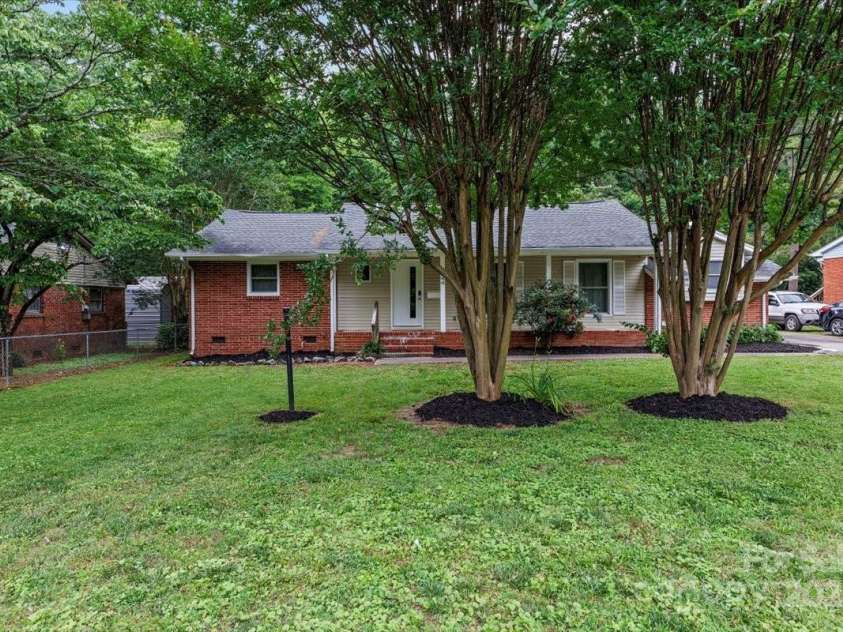 1344 Shannonhouse Drive, Charlotte, NC 28215.  MLS# CAR4265723, YatesRealty ID 25501. 