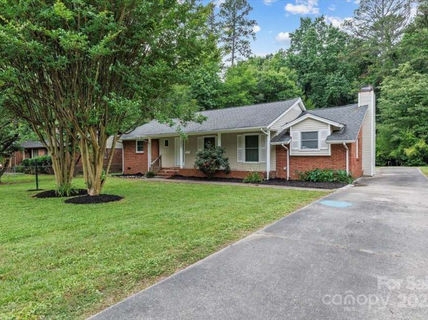 1344 Shannonhouse Drive, Charlotte, NC 28215.  MLS# CAR4265723, YatesRealty ID 25501. 