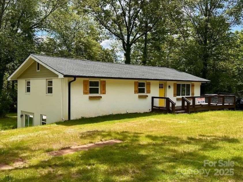 111 Sunset Hill Drive, Etowah, NC 28729.  MLS# CAR4271417, YatesRealty ID 25504. 