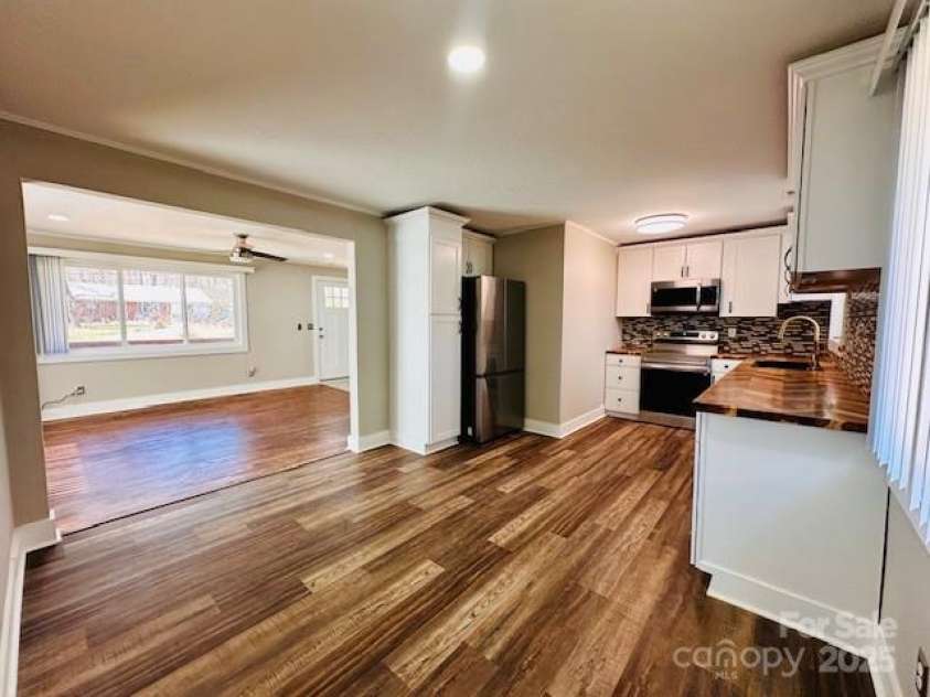111 Sunset Hill Drive, Etowah, NC 28729.  MLS# CAR4271417, YatesRealty ID 25504. 