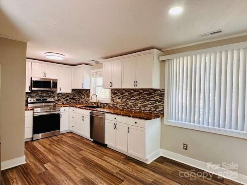 111 Sunset Hill Drive, Etowah, NC 28729.  MLS# CAR4271417, YatesRealty ID 25504. 