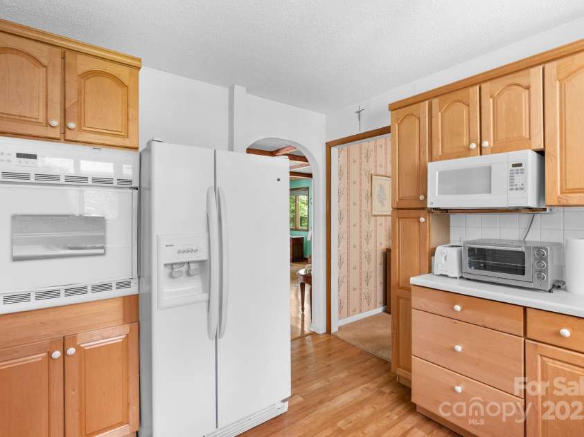 424 Brandon Road, Hendersonville, NC 28739.  MLS# CAR4266809, YatesRealty ID 25505. 